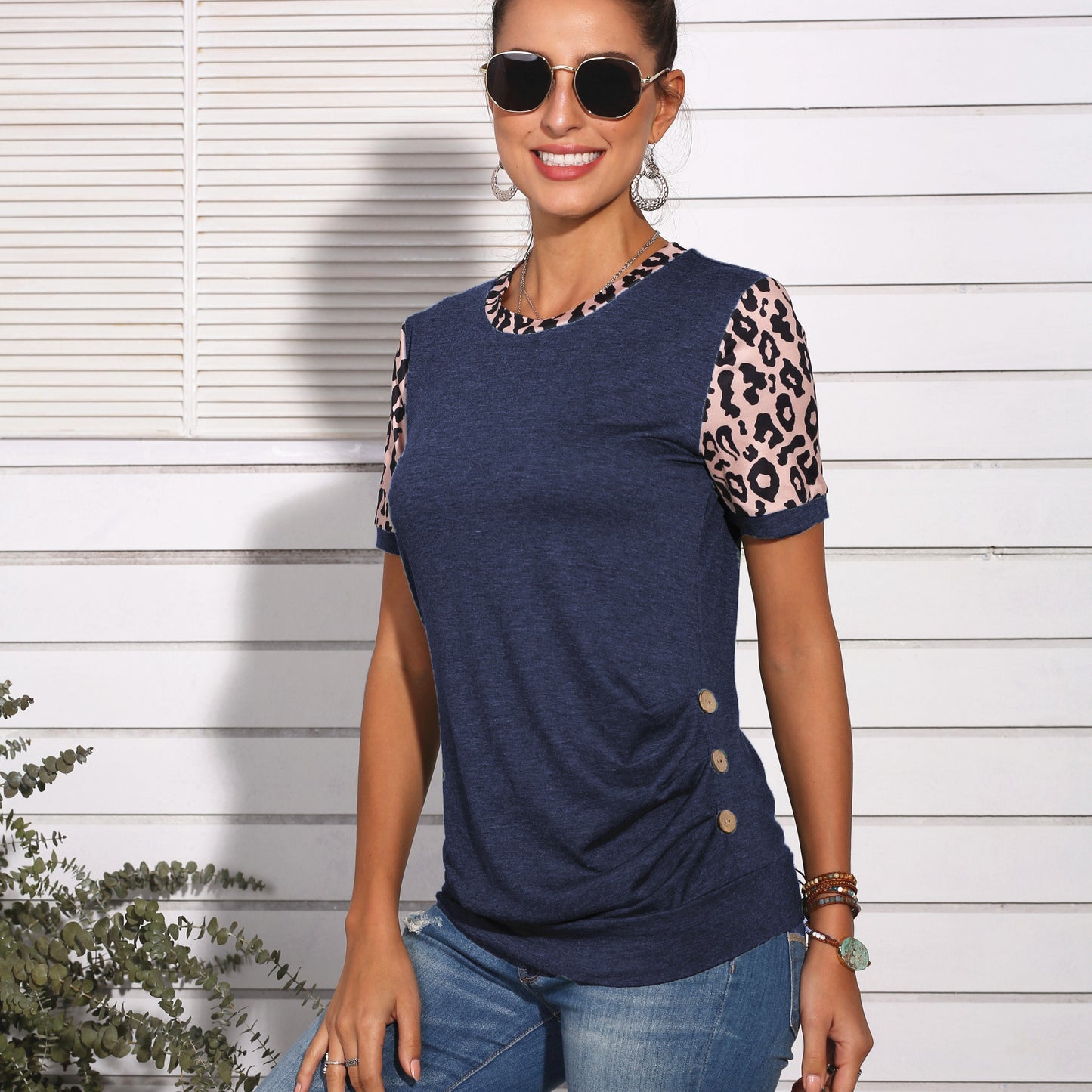 Camiseta cuello redondo estampado leopardo