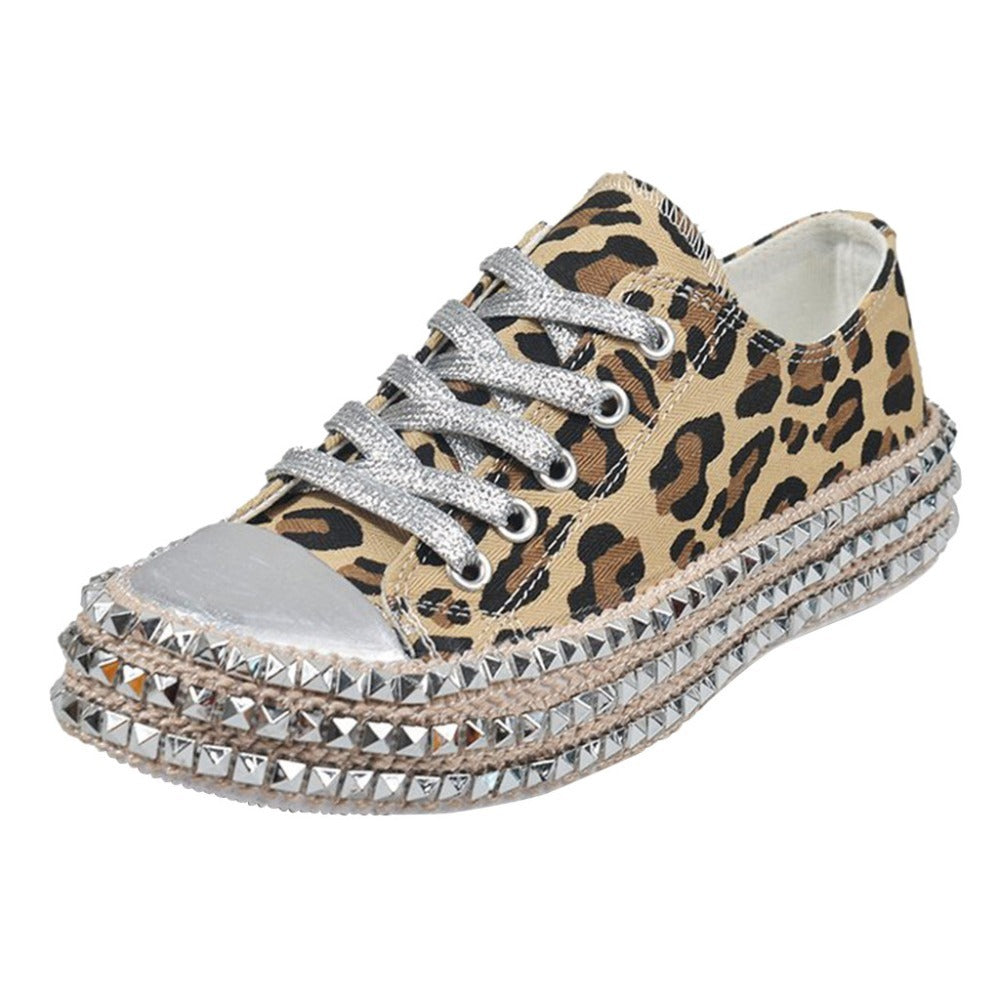 Zapatos de lona con estampado de leopardo y tachuelas