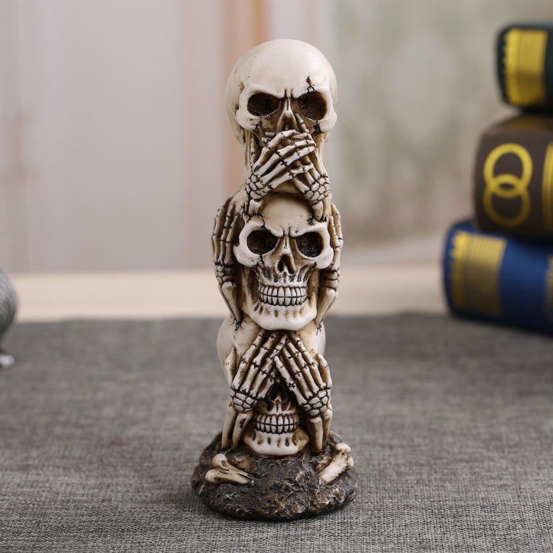 Estatua de calavera con el mensaje "No oigo, no veo, no hablo, no veo el mal", escultura de esqueleto con calaveras apiladas para decoración de Halloween