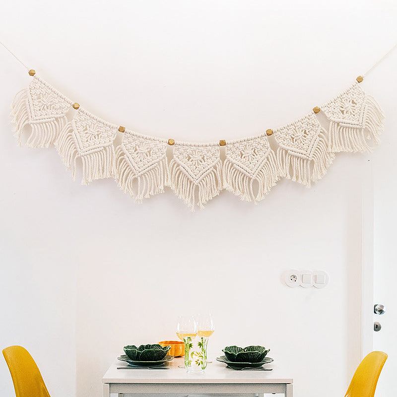 Decoración de pared del hogar tejida con borlas.