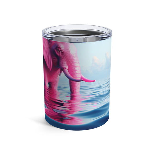 "L'éléphant rose dans la mer d'un bleu profond" - The Alien Tumbler 10oz Un éléphant rose flottant dans l'océan