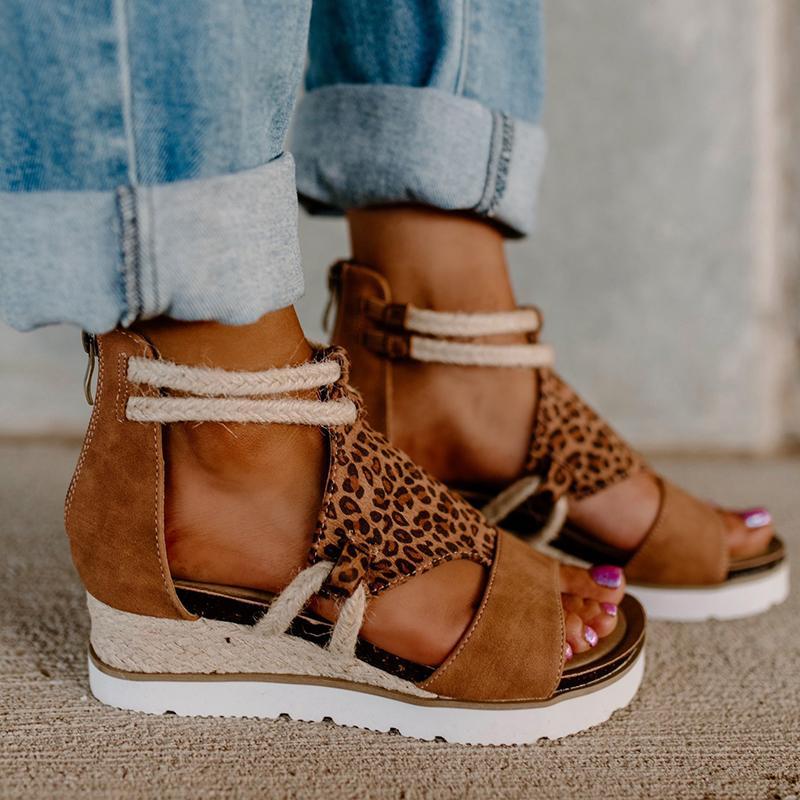 Sandalias de mujer con costuras y estampado de leopardo grandes.