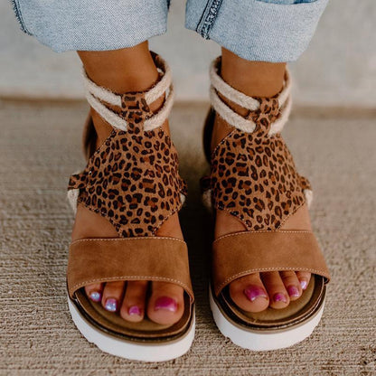 Sandalias de mujer con costuras y estampado de leopardo grandes.