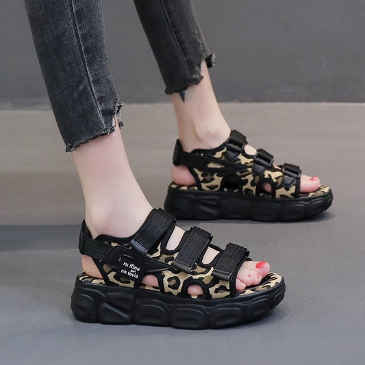 Sandalias con plataforma y velcro con estampado de leopardo