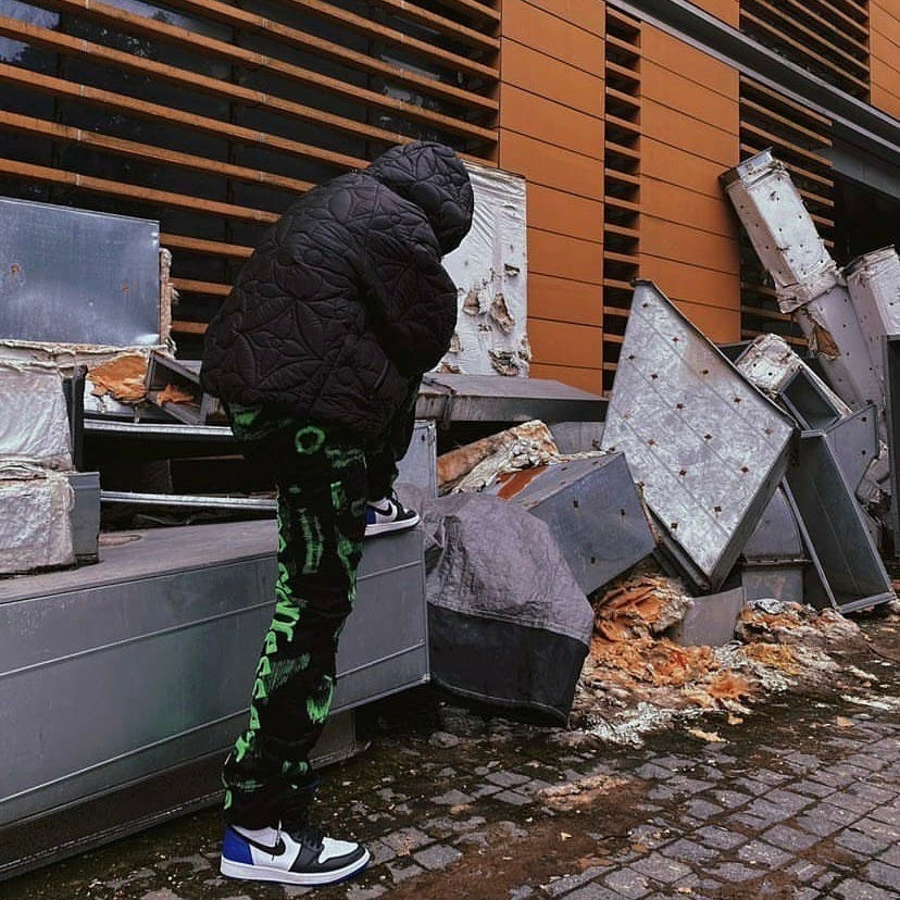 Jeans High Street avec lettres brodées et délavées par l'industrie lourde