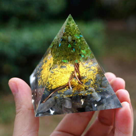 Pierre concassée en cristal naturel, résine de cristal blanc, pyramide époxy, ornements artisanaux