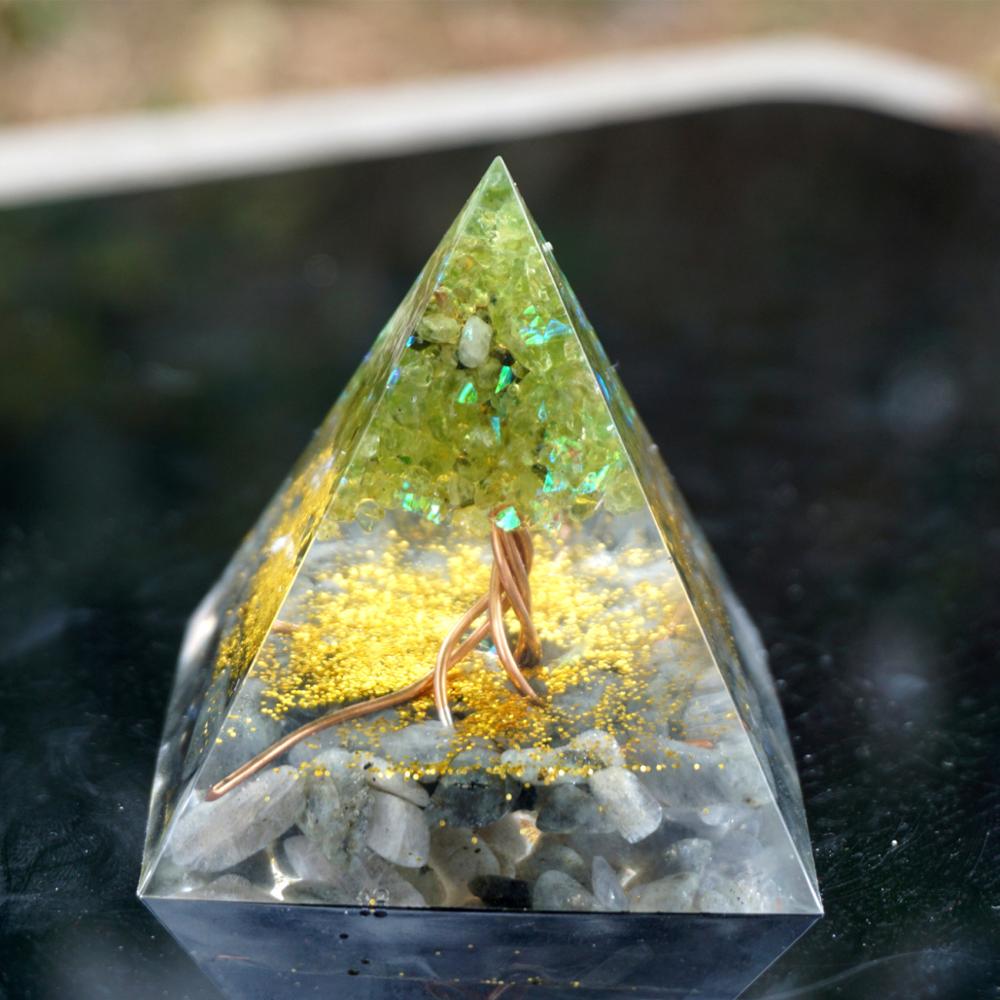 Adornos artesanales de pirámide epoxi de resina de cristal blanco de piedra triturada de cristal Natural