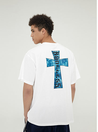 Camiseta de manga corta con estampado de letras cruzadas y ondulación de agua