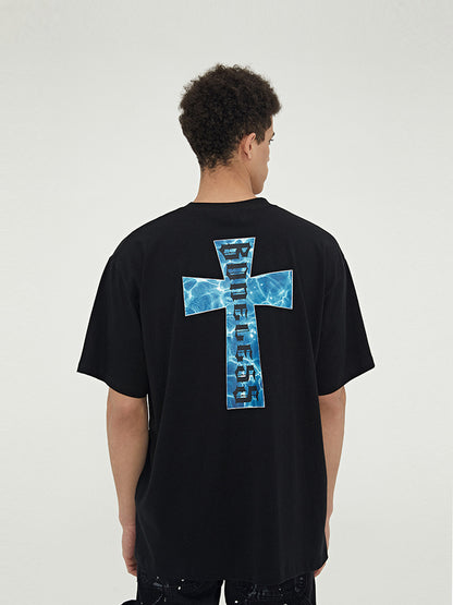 Camiseta de manga corta con estampado de letras cruzadas y ondulación de agua