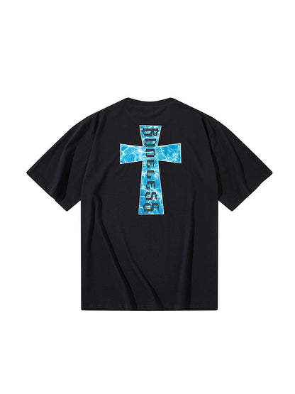 Camiseta de manga corta con estampado de letras cruzadas y ondulación de agua