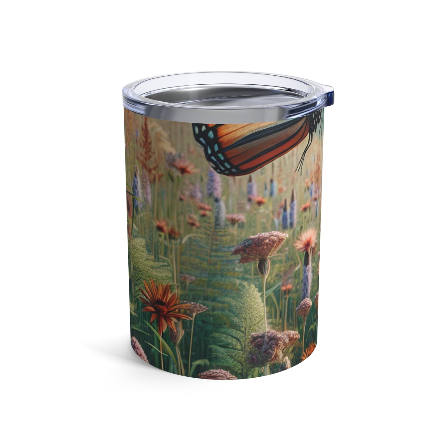 "Un monarca en la pradera de flores silvestres" - El vaso alienígena de 10 oz estilo realismo