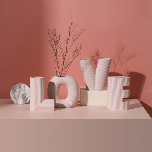 Vase en céramique à rayures et lettres d'amour, Art créatif nordique