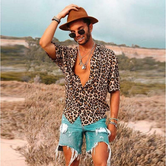 Camisa de hombre con estampado de leopardo.