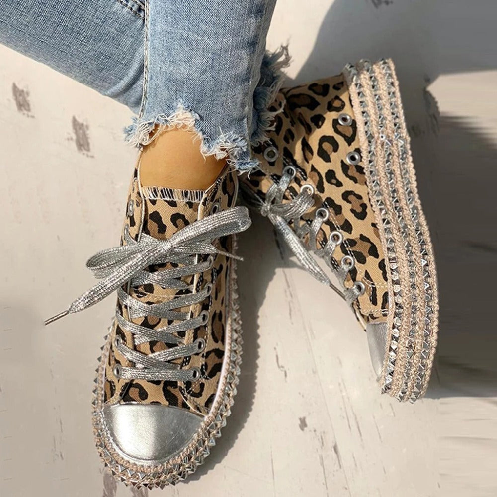 Zapatos de lona con estampado de leopardo y tachuelas