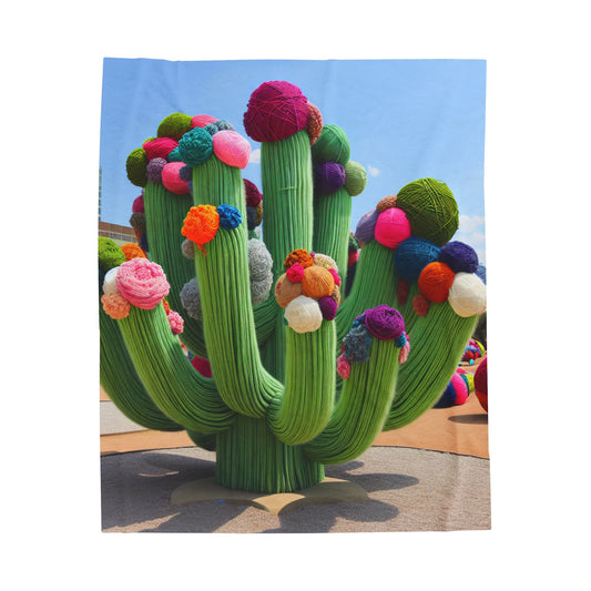 « Cactus remplis de fil dans le ciel » - La couverture en peluche Alien Velveteen Yarn Bombing (Fiber Art) Style
