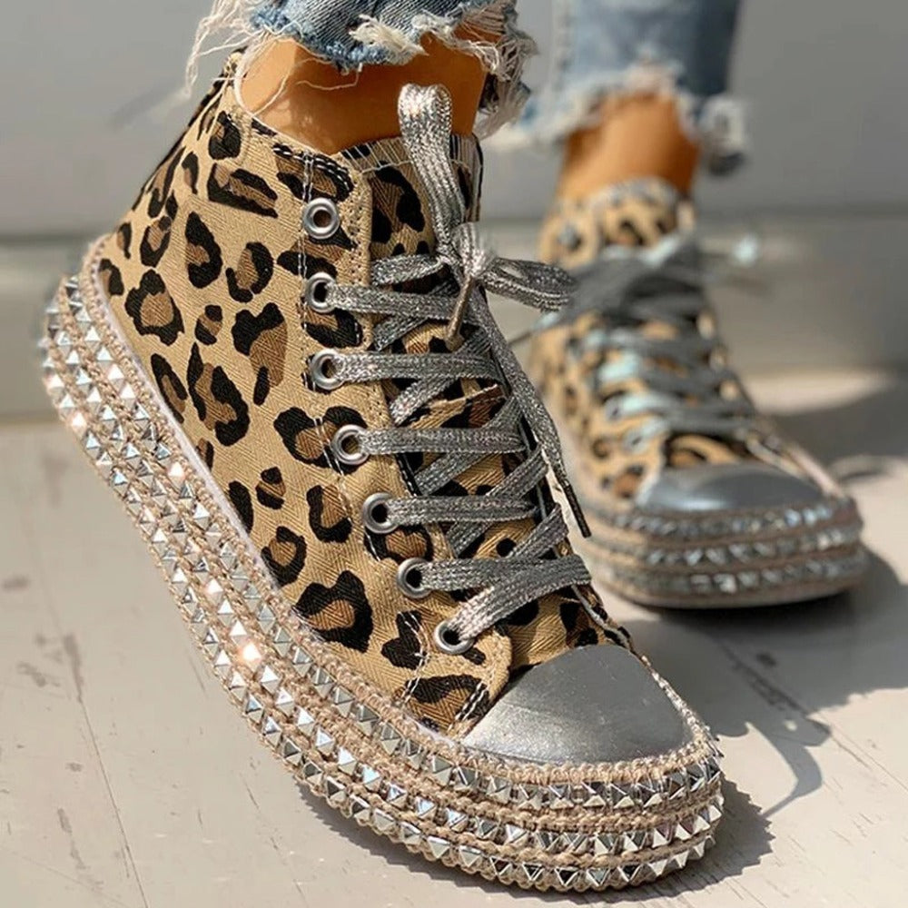 Zapatos de lona con estampado de leopardo y tachuelas