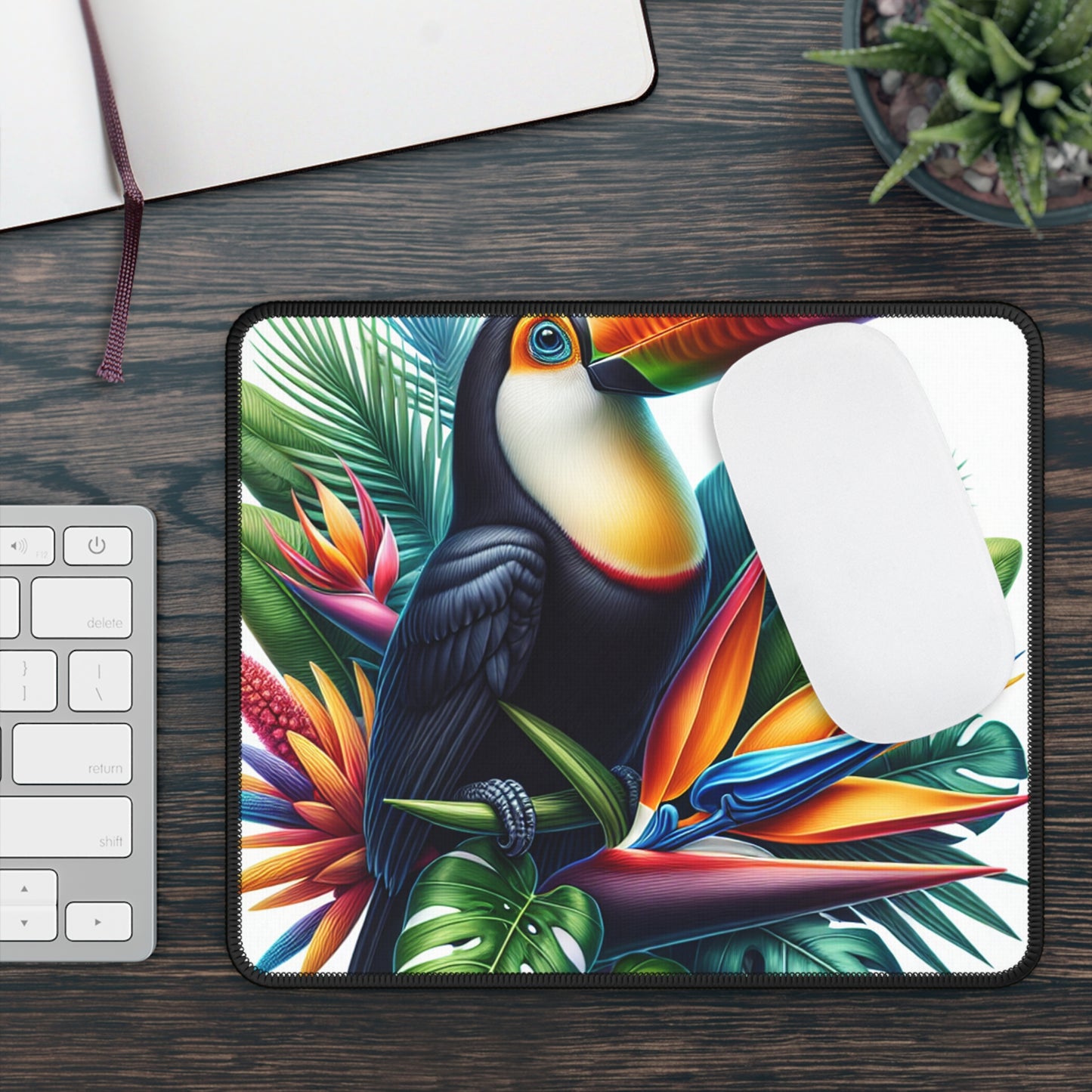 "Toucan sur une fleur tropicale" - Le style hyperréaliste du tapis de souris Alien Gaming