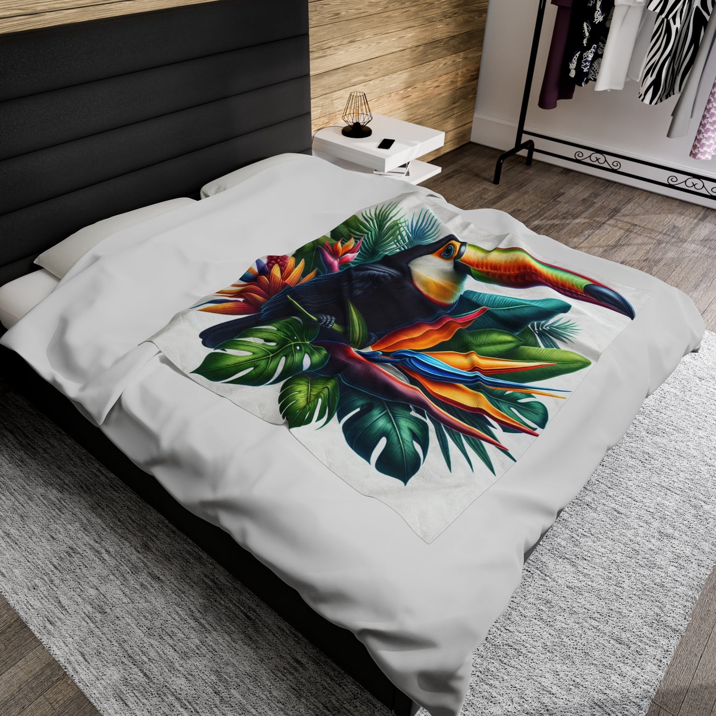 "Toucan sur une fleur tropicale" - La couverture en peluche Alien Velveteen style hyperréaliste