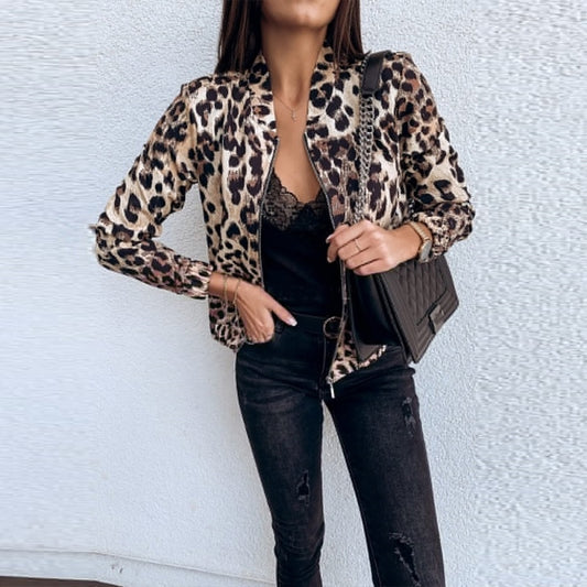 Chaqueta de mujer con estampado de leopardo.