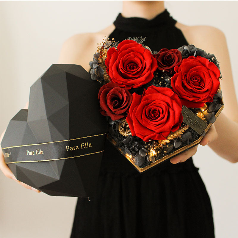 Caja de regalo en forma de corazón con flores preservadas y rosas terminadas