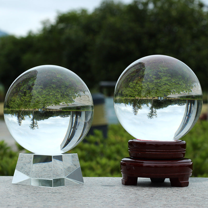 Bola de cristal sobre un soporte de madera