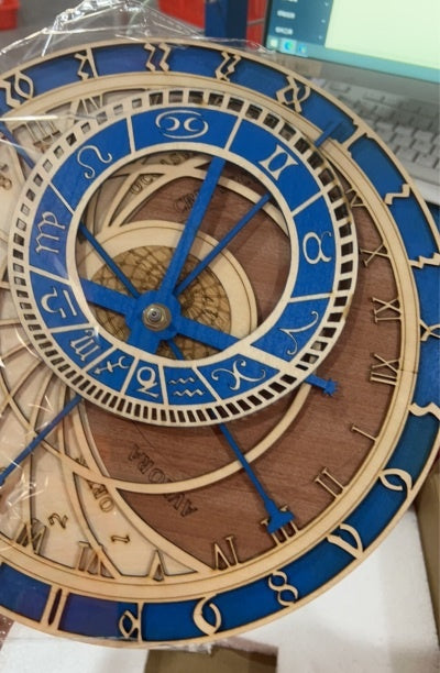 Grande horloge murale avec douze constellations