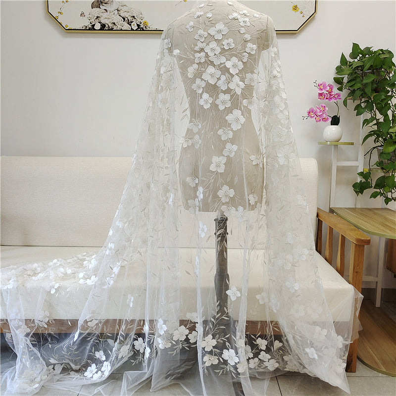 Vestido de novia de tela con cuentas blancas plateadas