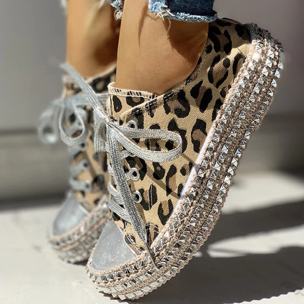 Zapatos de lona con estampado de leopardo y tachuelas