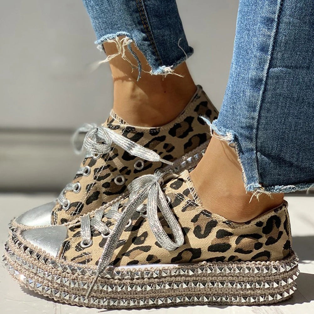 Zapatos de lona con estampado de leopardo y tachuelas