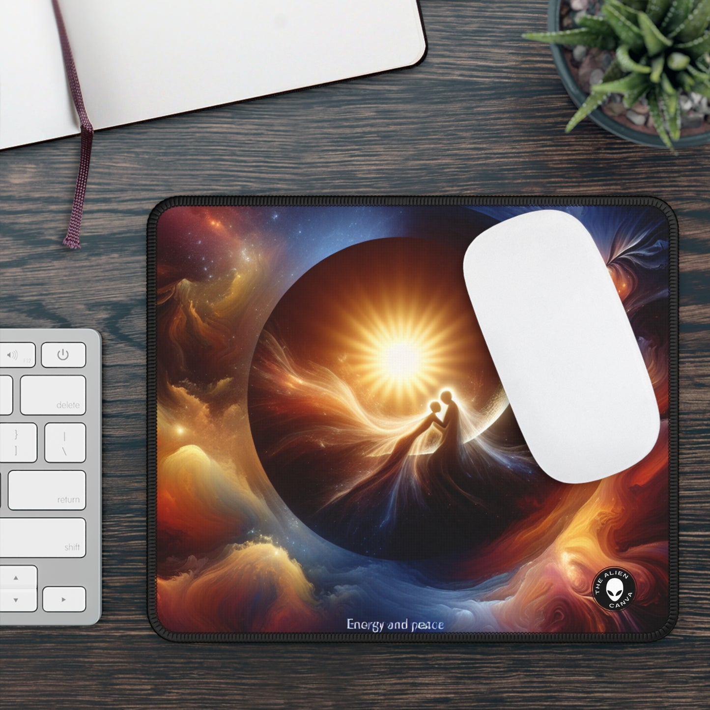 « Étreinte céleste : la fusion du soleil et de la lune » – Le tapis de souris de jeu Alien