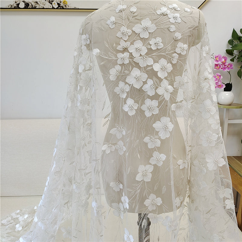 Vestido de novia de tela con cuentas blancas plateadas