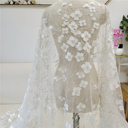 Robe de mariée en tissu perlé blanc argenté