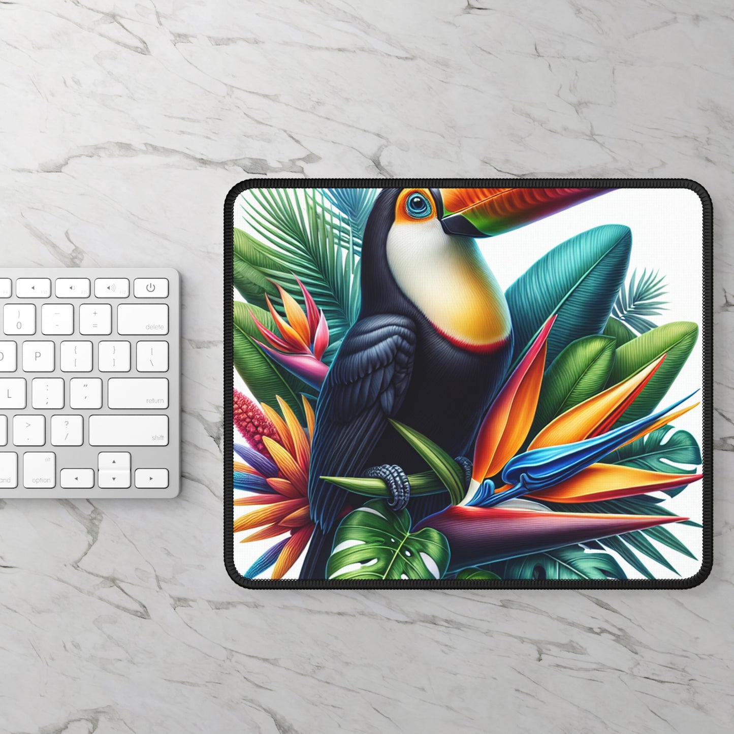 "Toucan sur une fleur tropicale" - Le style hyperréaliste du tapis de souris Alien Gaming