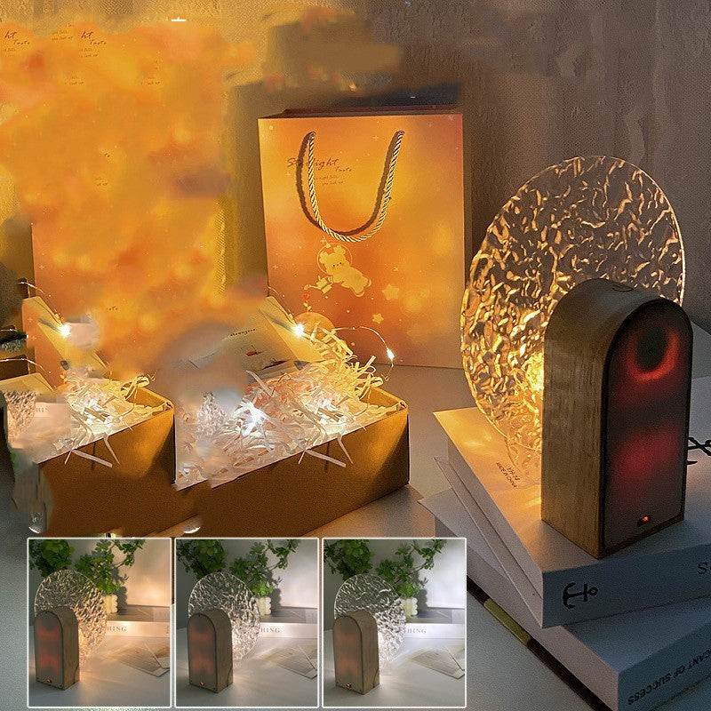 Lampe d'ambiance avec motif d'ondulation de l'eau tombant de la lumière du soleil et de l'ombre