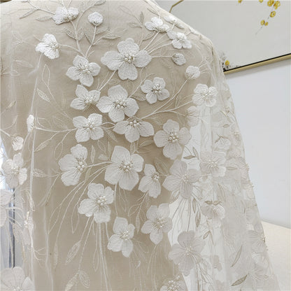 Robe de mariée en tissu perlé blanc argenté