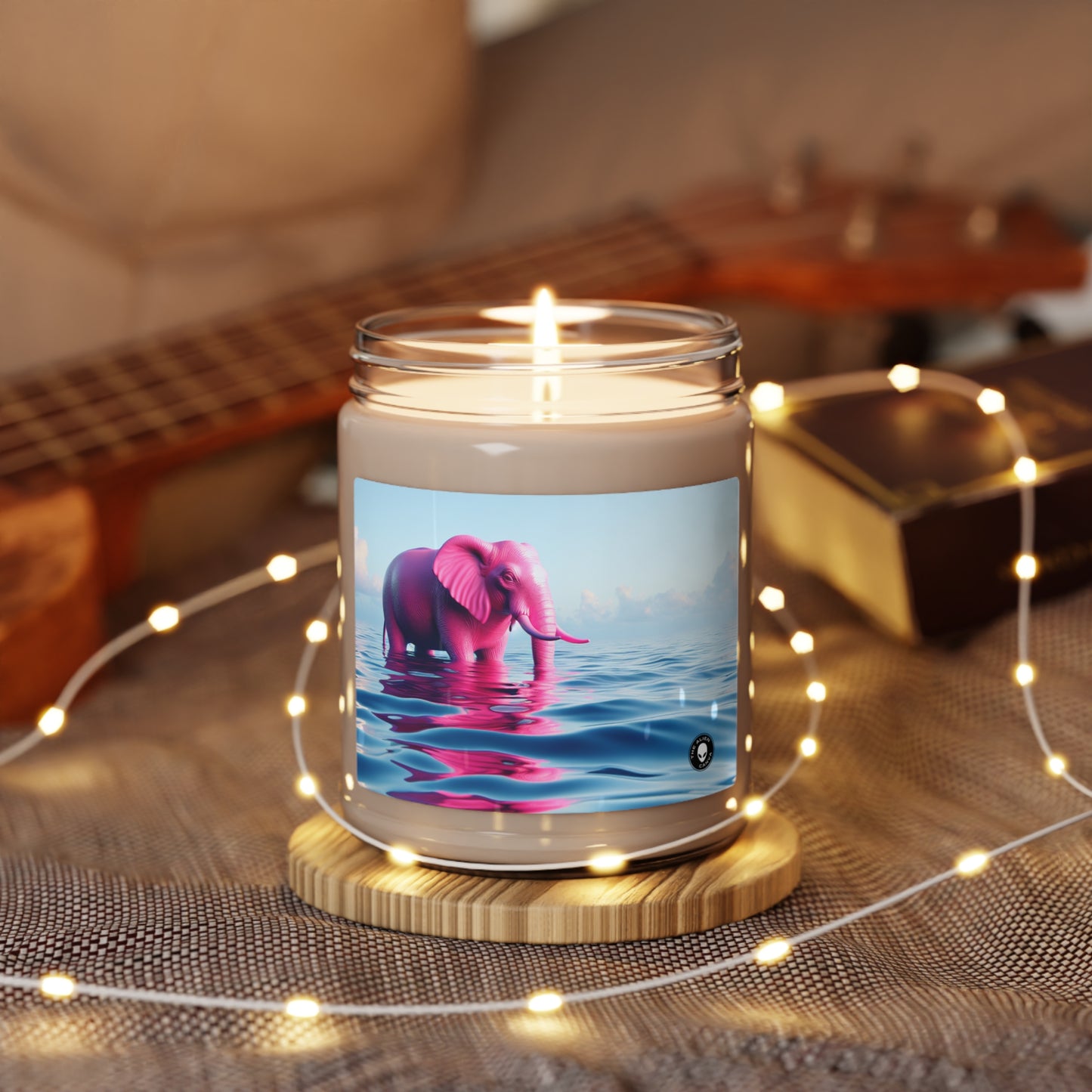 "L'éléphant rose dans la mer d'un bleu profond" - Bougie de soja parfumée Alien 9oz Un éléphant rose flottant dans l'océan