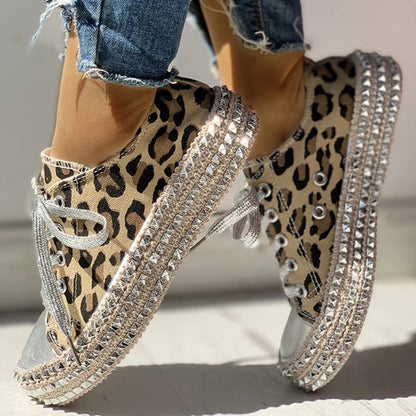 Zapatos de lona con estampado de leopardo y tachuelas