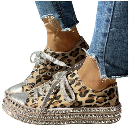 Zapatos de lona con estampado de leopardo y tachuelas