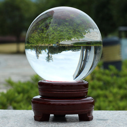 Boule de cristal sur un support en bois