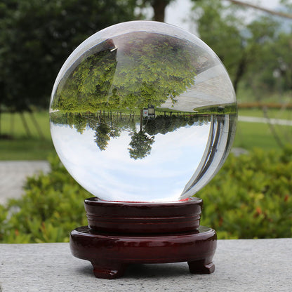 Bola de cristal sobre un soporte de madera