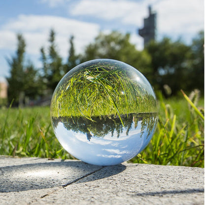 Bola de cristal sobre un soporte de madera