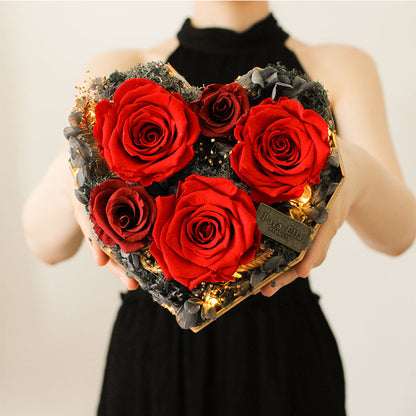 Caja de regalo en forma de corazón con flores preservadas y rosas terminadas